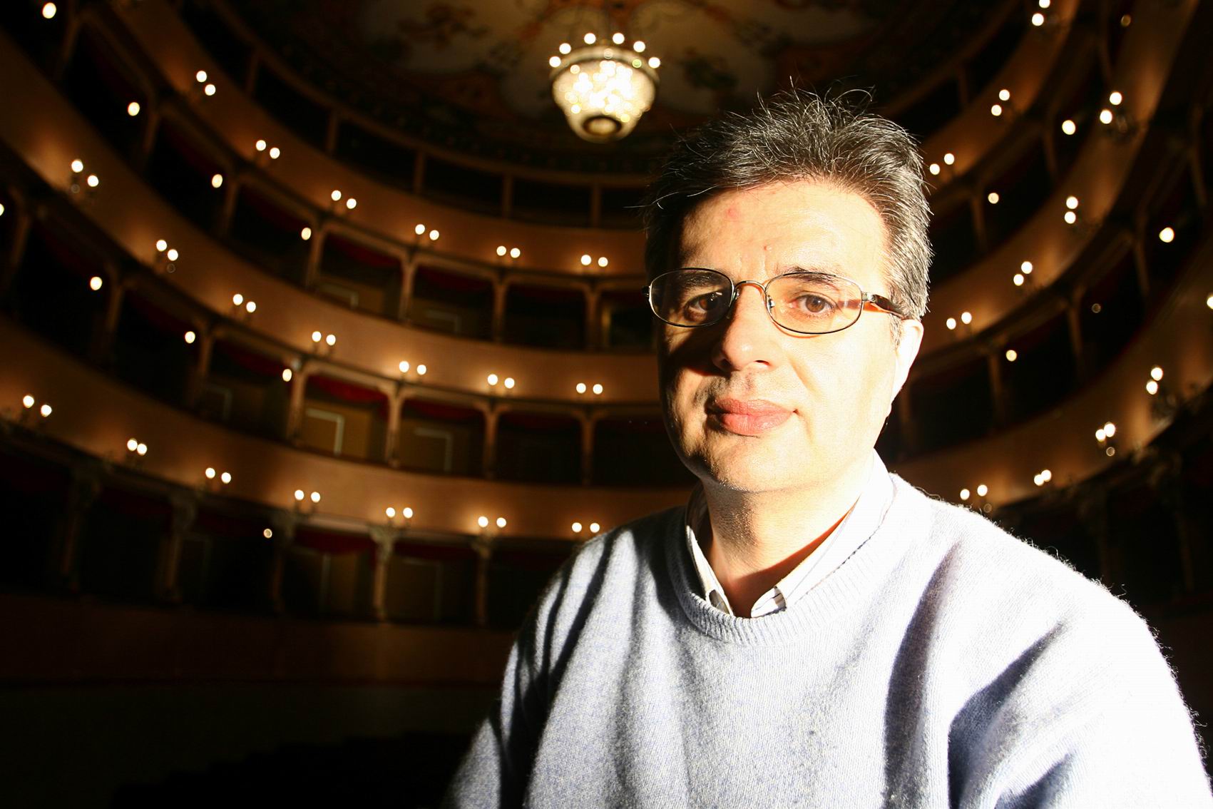 Vito_minoia_in_raffaello_sanzio_theatre_in_urbino._ph._f._deriu