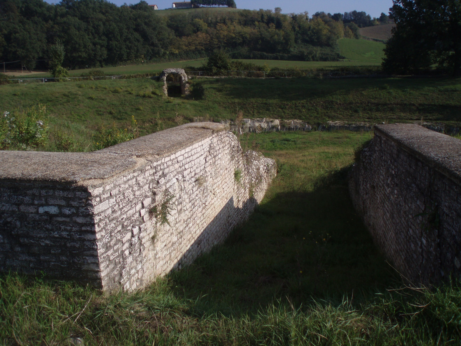 Anfiteatro_di_suasa_-_ingresso_all_arena