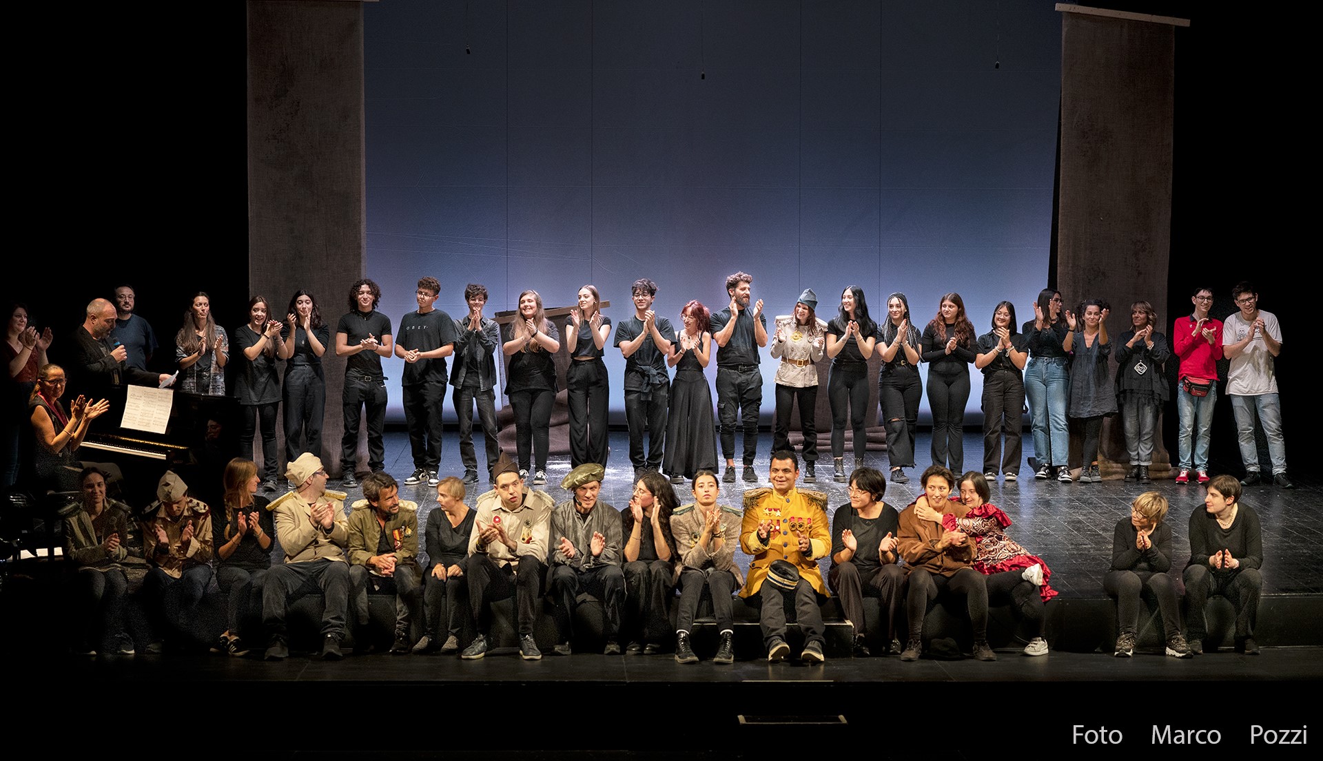 Foto_social_opera_2022_con_attori_operah_e_studenti_banco_di_scena